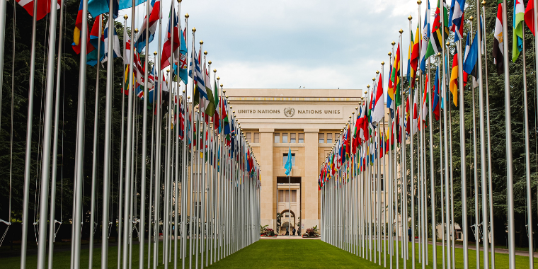 Fachada de la ONU con banderas de los países integrantes