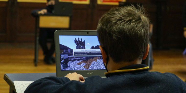 Alumno de Primaria frente a computadora portátil