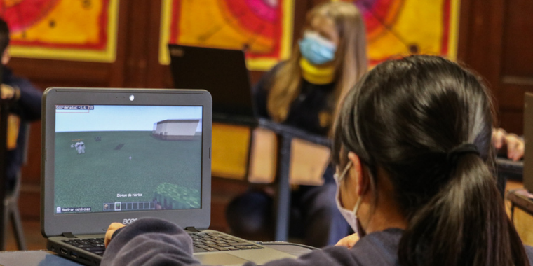 Alumnas de Primaria frente a computadora portátil