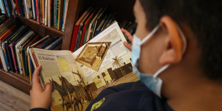 Niño leyendo un libro