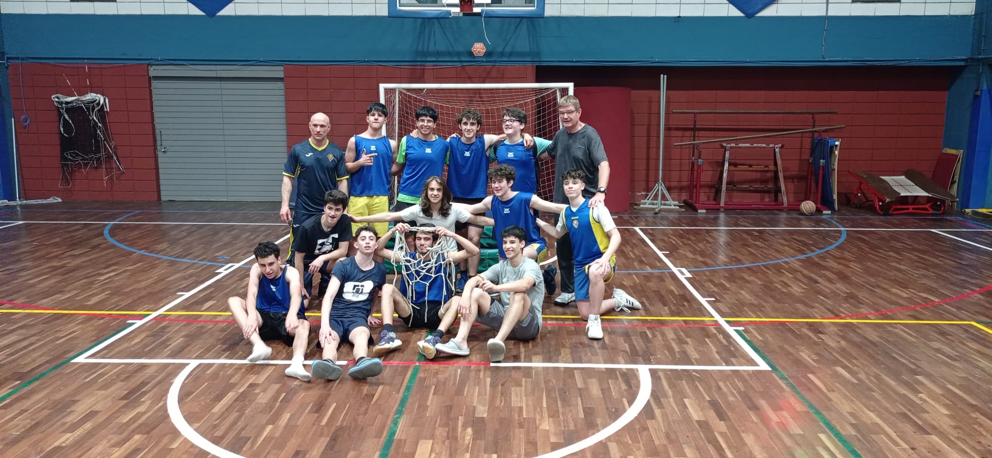 La delegación sub-16 de básquetbol que logró el primer lugar en el Torneo 2022 de ADIC